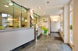 bedrijfspand met woonst is gelegen in het centrum van Veurne. Indeling:  Eerste kantoorruimte :Volledig ingerichte bureauruimte, momenteel uitgebaat...