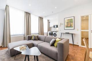 Prachtig appartement met 1 slaapkamer – Rue Souveraine 28 in 1050 Elsene.<br />Ontdek deze ware oase van rust, ideaal gelegen in een van de meest gewilde en levendige wijken van Elsene, op een steenworp afstand van het Fernand Cocq-plein, de Louizalaan en het Bonifatiusplein. Dit appartement ligt op de 2e verdieping en biedt u het absolute voorrecht van rust en privacy, terwijl u toch in de directe omgeving van winkels, trendy restaurants en het openbaar vervoer verblijft. Het appartement is als volgt ingedeeld: inkomhal, open keuken en woonkamer, 1 mooie, comfortabele slaapkamer met eigen badkamer.<br />Praktische informatie:<br />Beschikbaarheid: onmiddellijk // Elektriciteit conform // EPC: B- (87 kWh/m²/jaar en 22 kg/m²/jaar) // Prijs: 340.000 €. Het appartement wordt verhuurd voor 1.300 € per maand, inclusief meubilair, exclusief kosten.<br />Parkeerplaats mogelijk voor 25.000 € (optioneel)<br />Basisakte- en landmeetkundige kosten ten laste van de koper (+/- 800 € excl. btw).<br />Info & bezichtigingen: 0477 57 98 87 of per e-mail LMEERT@TREVI.BE