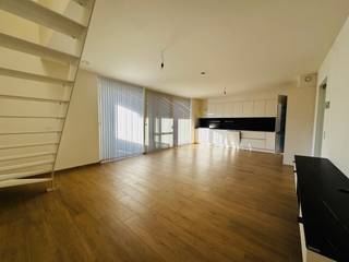 <strong>Wervik - Instapklare hoekwoning in rustige buurt te koop.</strong><br /><br />Op een rustige locatie nabij het centrum van Wervik bevindt zich deze instapklare mooi afgewerkte hoekwoning. Er zijn 3 slaapkamers aanwezig met de mogelijkheid om nog 2 extra kamers bij te maken op zolder. Een ruime open leefruimte die overloopt in de keuken zorgen voor een open gevoel.<br /><br />Dit huis is een nieuwbouwwoning, waar <u>geen</u> 21% BTW op betaald moet worden.<br /><br /><strong>Indeling:</strong><br /><u>Gelijkvloers:</u> inkom, kamer/bureau, technische ruimte, toilet, leefruimte, keuken<br /><u>1ste verdieping:</u> dressing, 2 slaapkamers, wasruimte, badkamer, toilet<br />Zolder<br /><br /><strong>Troeven:</strong>
<ul><li>EPC A -&amp;gt; lage energiekosten</li><li>waterontharder</li><li>zonnepanelen + batterij die zonne-energie opslaat  </li><li>Rustige locatie</li><li>Staanplaats</li><li>Open ruimtes</li><li>Hoge afwerkingsgraad</li><li>groene omgeving; speelparadijs voor kinderen </li></ul>