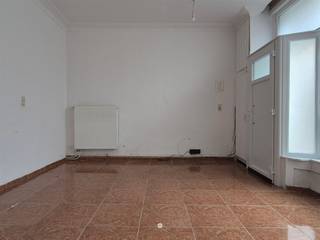 <p><span>TEMSE </span><span>- Ben je op zoek naar een leuke woning in het centrum van Temse? Kijk dan snel even verder!</span></p><p><span> </span></p><p><span>Enkele troeven op een rij:</span></p><ul><li><span>Centraal gelegen in Temse, vlakbij scholen en winkels</span></li><li><span>Eenrichtingsverkeer met parking in de omliggende straten</span></li><li><span>Vlot bereikbaar (vlakbij E17 en N16)</span></li><li><span>Station en bushaltes op wandel- en fietsafstand</span></li><li><span>3 volwaardige slaapkamers</span></li></ul><p><span> </span></p><p><span>De indeling is als volgt:</span></p><p><span>Gelijkvloers</span><span>:</span><span> sfeervolle woonkamer, nachthal met trappenhal en een grote, ingerichte leefkeuken voorzien van alle toestellen (kookplaat, oven, koelkast, dampkap). Verder is er een praktische kelder en een ruime koer.</span></p><p><span>1ste verdieping: drie volwaardige, ruime slaapkamers.</span></p><p><span>Zolder</span><span>:</span><span> Een grote zolderverdieping, perfect te gebruiken als extra bergruimte.</span></p><p><span> </span></p><p><span>Onmiddellijk </span><span>beschikbaar</span></p><p><span>Huurprijs</span><span>: € 950 / maand</span></p><p><span>EPC</span><span>: 263</span></p><p><span> </span></p><p><span>Interesse in deze woning? Vraag dan snel je bezoek aan via onze website!</span></p>