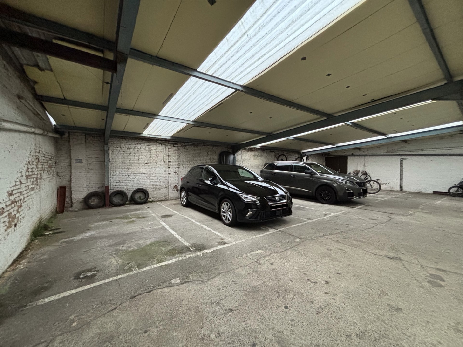 Ruim Magazijn van 332 m² met 13 overdekte parkeerplaatsen - foto 4