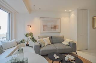 Volledig gerenoveerd appartement met een mooi zijdelings zeezicht gelegen in het Zoute.Indeling: Inkom met gastentoilet. Lichtrijke leefruimte met...