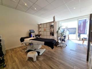 Leuk, kleinschalig handelspand in het centrum van Dudzele. Het pand wordt op heden aangewend als schoonheidssalon. Parkeergelegenheid voor de deur!...