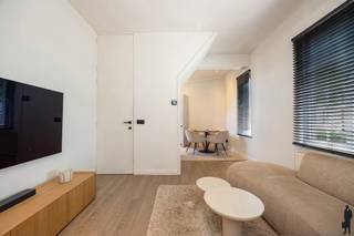 Deze volledig gerenoveerde woning in Hamme combineert hedendaags wooncomfort met een warme, huiselijke sfeer. Dankzij de centrale ligging bevinden winkels, scholen, openbaar vervoer en andere voorzieningen zich op korte afstand. Bovendien zorgen de zonnepanelen, airconditioning en conforme elektrische installatie voor extra wooncomfort<br /><br />Gelijkvloers<br />- Inkomhal met stijlvolle glazen deur naar de leefruimte<br />- Gezellige en moderne woonkamer met warme uitstraling<br />- Open keuken voorzien van alle hedendaags comfort<br />- Aangename eetplaats aansluitend aan de keuken<br />- Praktische berging<br />- Apart gastentoilet<br />- Badkamer uitgerust met lavabo en douche<br /><br />Eerste verdieping<br />- 2 volledig ingerichte slaapkamers<br /><br />Buitenruimte<br />- Gezellig en zonnig terras<br /><br />Extra <br />- Volledig gerenoveerde woning<br />- Airconditioning aanwezig<br />- Zonnepanelen<br />- Conforme elektrische installatie<br />- EPC-label E – renovatieverplichting van toepassing, maar met beperkte ingrepen eenvoudig te verbeteren<br />- Zeer centrale ligging nabij alle voorzieningen<br />- Uitstekende prijs-kwaliteitsverhouding<br /><br />Deze charmante woning is de ideale keuze voor starters, alleenstaanden of investeerders die op zoek zijn naar een instapklaar pand op een toplocatie in Hamme. Een absolute topper binnen zijn prijsklasse die zeker een bezoek waard is! Contacteer ons via waasland@deboerenpartners of bel naar 0377.55.00
