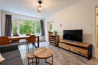 Het stadsleven ervaren én toch groen wonen?
Dat kan in dit gerenoveerd appartement (2023) met lage maandelijkse kosten!
De locatie bevindt zich op fietsafstand van het bruisende centrum van Gent en is idyllisch gelegen in het groen, naast een stadspark waar u ook voldoende parkeergelegenheid hebt.
Gezien de recente renovatie bent u ook verzekerd dat alles in orde is op vlak van technieken, veiligheid en energiezuinigheid.
- Elektriciteit conform
- Asbestvrij
- EPC label B
- Terras
- Lage maandelijkse kosten
Het appartement omvat: inkomhal, apart toilet, badkamer, keuken met terras, berging met aansluiting voor wasmachine, leefruimte.
Verder heeft u in de kelder nog 2 privatieve kelderbergingen met elektriciteit en kan u gebruik maken van een ruime gemeenschappelijke fietsenberging.
Vrij 6 weken na akte.
