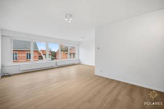 Plan uw bezoek online via www.polares.euOp de tweede en derde verdieping van deze kleinschalige residentie kan je dit duplex appartement...