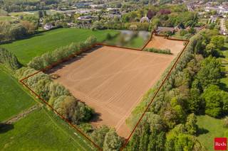 Uitzonderlijk uniek stuk grond van maar liefst 29.528 m2 op TOP locatie te Edegem. Altijd al gedroomd om uw nieuwe woning te realiseren op een ongezien stuk grond in de zuidrand van Antwerpen? Het betreft het laatste resterende nog onbebouwde perceel bouwgrond, gelegen over het kasteel Arendsnest en achter de Boerenlegerhoeve. Het stuk grond is onderverdeeld in:<br /><br />- bouwgrond van 2.928 m2<br />- 2 percelen parkgebied van 26.600 m2<br /><br />Een goedgekeurd stedenbouwkundig attest voor het bouwen van een vrijstaande eengezinswoning is aanwezig. Onze bouwzone heeft volgende afmetingen op basis van het opmetinsplan:<br /><br />- diepte woning: 20 m<br />- breedte woning: 15,82 m<br /><br />Bent u benieuwd naar deze unieke kans? Voor meer info kan u contact opnemen met Jakob via jakob@reds.be of op 0483 488 249