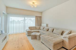 <p><span><span>Op een centrale en vlot bereikbare locatie in Ranst bevindt zich dit ruime en instapklare appartement met een bewoonbare oppervlakte van circa 113 m². Winkels, scholen en openbaar vervoer liggen in de nabije omgeving, terwijl ook de Kleine Nete en verschillende wandel- en fietsroutes gemakkelijk bereikbaar zijn.</span></span></p><p><span><span> </span></span></p><p><span><span>Bij het betreden van het appartement komt u terecht in de inkomhal, die toegang biedt tot de verschillende vertrekken. De ruime leefruimte geniet van een aangename lichtinval en biedt voldoende plaats voor zowel een gezellige zithoek als een volwaardige eetkamer. Aansluitend bevindt zich de afzonderlijke, volledig uitgeruste keuken.</span></span></p><p><span><span> </span></span></p><p><span><span>Het appartement beschikt verder over drie volwaardige slaapkamers, waardoor het eveneens geschikt is voor een gezin of voor wie behoefte heeft aan een bureau- of hobbyruimte. De badkamer werd in 2025 volledig vernieuwd en modern afgewerkt. Daarnaast zijn er een apart toilet en een praktische berging met aansluitingen voor een wasmachine en droogkast aanwezig. Het balkon vormt een fijne buitenruimte waar u rustig van de buitenlucht kunt genieten.</span></span></p><p><span><span> </span></span></p><p><span><span>De overige renovatiewerken dateren van 2015 en het appartement verkeert dan ook in een zeer verzorgde en instapklare staat. Dankzij het gunstige EPC-label A en de conforme elektrische installatie geniet u bovendien van energiezuinig en comfortabel wonen.</span></span></p><p><span><span> Tot slot is een parkeerplaats onder carport inbegrepen in de prijs!</span></span></p><p><span><span>Bent u op zoek naar een ruim appartement met drie slaapkamers, een gunstige energiescore en een centrale ligging? Neem dan gerust contact met ons op voor meer informatie of een bezoek ter plaatse.</span></span></p>