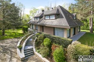 Deze statige villa is gelegen op het gegeerde grondgebied Meise, aan de rand van de Plantentuin van Meise en het exclusieve domein Bouchout...