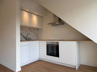 Dit appartement op de derde verdieping werd volledig vernieuwd in 2026 en is helemaal klaar om in te trekken. Dankzij de warmtepomp geniet je hier...