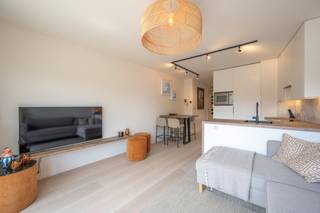 Ceux qui rêvent d'un endroit prêt à emménager et situé au calme sur la côte belge trouveront la maison idéale dans cet appartement récemment rénové. Bénéficiant d'un emplacement central, cet établissement combine le meilleur des deux mondes : une oasis de paix pour se détendre complètement, tout en étant à portée de main de la vie animée du village. Les boutiques, les restaurants chaleureux, les transports en commun et la grande plage de Heist se trouvent à quelques pas, vous pouvez donc laisser votre voiture sans effort.<br /><br />Lorsque vous entrez dans l'appartement, vous remarquez immédiatement la belle lumière. L'espace de vie lumineux dégage une atmosphère chaleureuse et confortable et constitue le cœur de la maison. La cuisine ouverte parfaitement intégrée est entièrement équipée d'appareils modernes et de matériaux de haute qualité. À côté du salon, vous pouvez facilement accéder à la terrasse ensoleillée, où vous pourrez profiter de l'air frais de la mer et d'un agréable moment au soleil du matin au soir.<br /><br />La chambre est intelligemment conçue et équipée de placards intégrés, offrant un look élégant et de nombreux espaces de rangement. La salle de bain joliment décorée offre tout le confort moderne pour bien démarrer la journée. Enfin, cette propriété possède également un certificat EPC extrêmement favorable, qui garantit non seulement une faible facture énergétique, mais également un confort de vie durable et tourné vers l'avenir.<br /><br />Offre intéressante pour ceux qui recherchent une résidence secondaire ou un investissement à Knokke-Heist !<br /><br /><br /><br />Registre des mesures: non