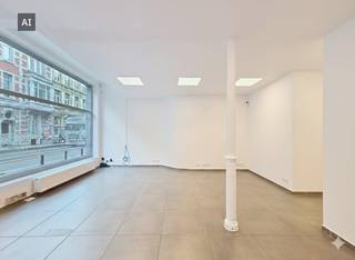 Dit commercieel gelegen en moderne kantoor te huur bevindt zich op een toplocatie in Gent, vlak bij Gent Zuid en op wandelafstand van de Korenmarkt. Het pand ligt in een uiterst centrale en goed bereikbare buurt met veel passage. De grote vitrine zorgt niet enkel voor enorm veel lichtinval, maar verhoogt ook de zichtbaarheid van uw bedrijf. Het pand is uitstekend bereikbaar met de fiets, te voet en het openbaar vervoer. Parkeren kan vlot in de nabijgelegen parkings Gent Zuid of Kouter.Kan zeker ook een invulling krijgen als handelspand. Oppervlakte:- Kantoorruimte (gelijkvloers): 58 m²- Kelder: ca. 10 m²Specificaties:- Origineel bouwjaar: 1886- Renovatiejaar: 2009- Hoogrendementsglas- EPC KNR: label C- Tegelvloer- Centrale verwarming op gas- Kitchenette- Sanitair- Aparte tellersBeschikbaarheid:Onmiddellijk beschikbaar.Bent u geïnteresseerd in dit kantoor te huur in Gent? Aarzel dan niet om contact op te nemen via 09 245 35 35 of business.gent@dewaele.com.Deze AI-visualisaties zijn bedoeld als inspiratie. Er werd geen rekening gehouden met technische specificaties, stedenbouwkundige voorschriften of de concrete mogelijkheden tot realisatie.Deze AI-visualisaties zijn bedoeld als inspiratie. Er werd geen rekening gehouden met technische specificaties, stedenbouwkundige voorschriften of de concrete mogelijkheden tot realisatie.