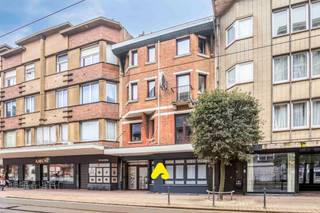 <strong><em>Investissement touristique exceptionnel et habitation dans la Résidence Mozart — à 50 m de la mer !</em></strong><br /><br />Idéalement situé à seulement 50 m de la plage et 500 m du marché de De Panne, cette maison spacieuse offre une combinaison unique entre confort résidentiel et rendement locatif touristique éprouvé.<br /><br /><strong>Actuellement 2 unités de vacances indépendantes — potentiellement 3</strong><br />La maison est agréée comme habitation touristique et génère dès aujourd'hui un beau rendement grâce à deux unités locatives autonomes. Un nouveau propriétaire peut reprendre la location telle quelle, sans aucune démarche administrative.<br /><br />Au <strong>rez-de-chaussée</strong> se trouve un studio wellness indépendant avec jacuzzi, douche, meuble lavabo et coin nuit — un véritable atout pour les couples et amateurs de bien-être en quête d'une expérience côtière exclusive.<br /><br />Les <strong>étages supérieurs</strong> forment un appartement spacieux et polyvalent avec pas moins de 6 chambres à coucher, deux salles de bain (l'une avec baignoire, l'autre avec douche à l'italienne), une cuisine entièrement équipée, un lumineux séjour et un grenier généreux pouvant servir de salle de jeux ou de chambre supplémentaire. Idéal pour les grands groupes ou plusieurs réservations simultanées.<br /><br />Au <strong>niveau -1</strong>, la troisième unité est en cours de réalisation : un studio hammam pour lequel le permis a déjà été accordé, mais qui reste à parachever. Une fois terminé, vous disposerez de trois unités de vacances indépendantes, chacune avec son propre caractère et son propre public cible — et donc un potentiel de rendement considérablement accru.<br /><br /><strong>Les atouts en un coup d'œil :</strong>
<ul>
<li><span>Agréée comme habitation touristique — location immédiatement reprise telle quelle</span></li>
<li><span>Actuellement 2 unités de vacances autonomes et indépendantes</span></li>
<li><span>Studio hammam au -1 déjà permis : prêt à être finalisé pour une 3e unité</span></li>
<li><span>Rendement locatif estival éprouvé</span></li>
<li><span>Vendue meublée</span></li>
<li><span>Installation électrique conforme, label PEB C</span></li>
<li><span>Chauffage central au gaz</span></li>
</ul>
Idéale comme investissement à revenus immédiats, comme combinaison séjour de vacances et placement, ou comme exceptionnelle grande maison familiale à deux pas de la mer.