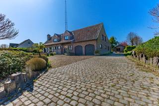 <p><strong>Verkoop via aandelenoverdracht</strong></p>
<p>Deze<span> </span><strong>ruime en veelzijdige villa</strong><span> </span>is gelegen op een prachtig perceel van<span> </span><strong>2.387 m²</strong><span> </span>en biedt tal van mogelijkheden voor wie op zoek is naar een combinatie van wonen en werken. De woning, met een gevelbreedte van 21 meter en een perceelbreedte van 41m bevindt zich op een strategische ligging langs de Brusselsesteenweg in Wetteren, met een<span> </span><strong>uitstekende bereikbaarheid.</strong></p>
<p>De villa beschikt over een royale leefruimte, een bureau, een keuken, een berging, een gastentoilet, een ruim terras en een dubbele garage. Op de eerste verdieping zijn er vier slaapkamers en een badkamer. Daarnaast is er een grote kelder, een vrijstaande garage en een ruime oprit aanwezig. Deze eigendom leent zich perfect voor<span> </span><strong>vrije beroepen<span> </span></strong>of<span> </span><strong>kantoorruimte</strong>, maar biedt evengoed alle comfort als ruime gezinswoning. De villa heeft een EPC-score van 287 kWh/m²/jaar (energielabel C).</p>
<p>De verkoop verloopt via<span> </span><strong>overdracht van de aandelen</strong><span> </span>van de vennootschap die eigenaar is van het pand. Bij deze aandelenoverdracht hoort ook een afzonderlijk gelegen<span> </span><strong>weiland</strong>, in de nabije omgeving van de woning. Bovendien blijven er nog gelden op de rekening van de vennootschap staan, wat deze overname extra interessant maakt voor kopers met een ondernemingsnummer of professionele investeerders.</p>