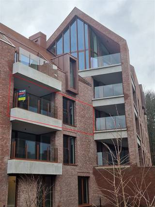 <p><span>Recent appartement in nieuwbouw stadswijk De Torens.<br /><br />Dit 2-slaapkamerappartement is gelegen vlak aan de Bonenwijk op wandelafstand van de Grote Markt. Deze wijk is een architecturale parel voorzien van groenzones, winkelruimtes (hier komt oa ook een Delhaize-winkel) en ligging in het centrum van Aarschot vlakbij autostrade, trein en bus. De hoogste normen van isolatie en ventilatie met warmterecuperatie zorgt voor een energiezuinig appartement. </span></p><p><span>Je komt binnen via de inkomhal die voorzien is van veel bergruimte door ingemaakte kasten. Van uit de leefruimte met parketvloer heb je toegang tot het terras enerzijds en langs de andere kant zie je uit op een grote groenzone via de grote raampartijen. Hierdoor kan je genieten van zowel de ochtend als avondzon. De keuken is voorzien van alle comfort met kwalitatieve toestellen van AEG en aansluitend een praktisch berging voor opslag, wasmachine, droogkast, diepvries en technieken. Een fiber-aansluiting voor internet is voorzien (zowel Proximus als Telenet). Het ruime terras geeft uitzicht op de stad, het Orleansplein en binnentuin en is zuid gericht. Ruim aantal stopcontacten, met dimbare verlichting in de living.<br /><br />Er zijn twee slaapkamers waarvan één met zicht op de bomen (groenzone) en de andere op het Orleansplein. Vanuit de hoofdslaapkamer heb je ook toegang tot het terras. </span></p><p><span>De badkamer is luxueus uitgerust met grote inloopdouche, toilet en dubbele wastafel. </span></p><p><span>De nachthal en de beide slaapkamers zijn eveneens voorzien van een aangename parketvloer.<br />Alle gewone ramen zijn draai-kip en reeds voorzien van vliegenhorren.<br /><br />Voor de auto is er een veilige ondergrondse staanplaats vlak aan de inkom van het appartement en er is daarnaast ook nog een ruime, droge private kelder voorzien.<br />Voorschot op gemeenschappelijke lasten bedragen 75 euro per maand. </span></p><p><span>Verbruik energie/water is apart te bekostigen maar door de strenge bouwnormen met E-peil van 45 is dit nieuwbouw appartement zeer gunstig in verbruik.</span></p><p><span> </span></p><p><span>beschikbaar vanaf 1/1/2026 voor lange duur of korte duur met minimaal duurtijd van 3 jaar.</span></p><p><span>LET OP : Foto's van in dit appartement wachten op een update, inmiddels zijn alle verlichting armaturen, gordijnen en laatste esthetische afwerkingen volledig afgerond. Nieuwe foto's zullen ASAP genomen worden. </span></p><p><span><br />Interesse in d</span><span>it mooie appartement? vraag uw bezoek aan via onze website!</span></p>