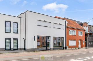 <strong>IDEALIS VASTGOED - HANDELSRUIMTE MET TAL VAN MOGELIJKHEDEN OP EEN TOPLOCATIE NABIJ HET CENTRUM VAN HEPPEN (LEOPOLDSBURG)! Dit handelspand van +- 90m² is gelegen langs de Diestersteenweg waardoor het een toplocatie is om handel te drijven met parkeergelegenheid achter het pand. Gemakkelijk te bereiken te voet, per auto én openbaar vervoer en gelegen op een absolute zichtlocatie langs een drukke doorgansweg en nog volledig naar eigen smaak af te werken en in te richten!<br /><br />LIGGING: </strong><br />Deze handelsruimte is gelegen vlakbij de dorpskern van Heppen en verder centraal t.o.v. woonkernen zoals Leopoldsburg, Beringen en Ham. Tevens biedt deze handelsruimte door de centrale ligging een vlotte verbinding naar autosnelweg E314. Deze handelsruimte is gelegen langs de doorgangsweg de Diestersteenweg waardoor er een enorme visibiliteit is.<br /><br /><strong>INDELING: </strong><br /><strong>Handelsruimte: </strong><br />– Handelsruimte – technische ruimte – toilet – opbergruimte –<br /><br /><strong>Parking:</strong><br />- Er is private parkeergelegenheid voorzien aan de achterzijde van de handelsruimte -<br /><br /><strong>BIJZONDERHEDEN:</strong><br />- Toplocatie Heppen, Leopoldsburg<br />- Gegeerde locatie voor het starten van eigen zaak/kantoor, op een prominente plaats nabij het centrum van Heppen, Leopoldsburg!<br />- Nog volledig naar eigen smaak af te werken/in te richten<br />- Scherpe prijsstelling voor een goed gelegen handelsruimte!!<br /><br /><strong>Stedenbouwkundige Inlichtingen:</strong><br />Bouwvergunning – Woongebied – Geen dagvaarding – Geen voorkooprecht – Geen verkavelingsvergunning<br /><br /><strong>E-peil: </strong>EPC 271 kWh/m²jaar <strong> <br />Certificaatnummer: </strong>71034-G-OMV_2018061677/EP01346/A001/D01/SD003<br /><br /><strong>O-peil: </strong>niet overstromingsgevoelig<br />P-Score: D<br />G-Score: D<br /><br /><strong>Benieuwd naar deze handelsruimte?<br />Wenst U advies omtrent uw eigen woning? Graag plannen wij vrijblijvend met U een afspraak in om onze expertise met U te delen, steeds tot Uw dienst!!<br />Neem contact op met IDEALIS VASTGOED op 011/515 565 of mail naar info@idealisvastgoed.be!</strong><br />