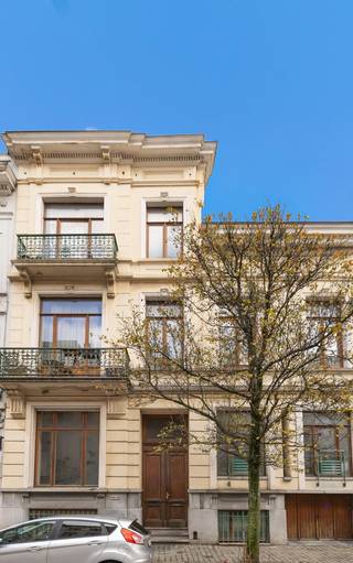 ELSENE, in een rustige straat op 200 m van het Fernand Cocqplein en de voetgangerszone van de Chaussée d'Ixelles, op de 2e verdieping van een karakteristiek gebouw uit 1885, presenteren wij u dit prachtige te renoveren appartement met 1 slaapkamer. Het bestaat uit een woonkamer met open keuken, een slaapkamer en een badkamer. Ideaal appartement als eerste investering of voor eigen gebruik. EPC G – Vrij van bewoning – VOLLEDIG DOSSIER OP AANVRAAG. Bezoek het snel! Afmetingen zijn indicatief.