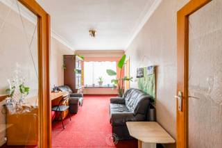 Op een gunstige locatie in Beveren vindt u deze ruime gesloten bebouwing met <strong>inpandige garage</strong> en een bijzonder praktische indeling, ideaal voor wie comfort wil combineren met toekomstmogelijkheden.<br /><br />Bij het binnenkomen valt meteen de aangename lichtinval op in de leefruimte, gelegen aan de rechterzijde van de woning. Deze ruimte loopt naadloos over in de keuken en creëert zo een gezellige en open leefomgeving. Aansluitend bevindt zich een ruime, praktische berging en een gastentoilet. Daarnaast is er eveneens een kelder aanwezig, ideaal als extra bergruimte of voorraadplaats.<br /><br />Op de eerste verdieping zijn er <strong>drie volwaardige slaapkamers</strong> en een ruime badkamer. Extra troef is de bijkomende bergruimte, die perfect kan dienen als dressing of extra opbergmogelijkheid.<br /><br />De zolderverdieping biedt een mooie opportuniteit: mits het plaatsen van een vaste trap kan deze ruimte worden ingericht als extra slaapkamers, bureau of hobbyruimte, volledig naar eigen wens in te richten.<br /><br />Buiten geniet u van een aangename en ruime tuin. Een <strong>bijkomende troef </strong>is het praktische poortje achteraan de tuin, waardoor u vlot toegang heeft voor fietsen of tuinafval. De woning beschikt bovendien over een inpandige garage, wat zorgt voor extra comfort en functionaliteit.<br /><br />Deze woning combineert een <strong>sterke basis </strong>met veel ruimte en tal van mogelijkheden, en dit op een centrale en gegeerde ligging in Beveren.<br /><br />Voor meer informatie of een bezoek kunt u contact opnemen met Emily via 0468 30 00 32 of via emily@claves.be.<br />