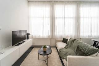 Bent u opzoek naar een trendy bemeubeld gelijkvloers appartement met een leuke buiten ruimte? <br />Dit appartement is gelegen in hartje Antwerpen in een rustige straat tussen de Nationalestraat en de Sint-Andriesplaats. Het Zuid, de Groenplaats en het historische centrum bevinden zich op wandelafstand. Ook een ruim aanbod aan bus- en tramhaltes en velo-stations. Met de wagen geniet je van een vlotte verbinding tot de snelweg en de stadsrand. Kortom een uitstekende locatie! <br />Het appartementen is gelegen in een volledig gerenoveerd gebouw een beschikt over een lichte en ruime leefomgeving. De open keuken is modern afgewerkt en voorzien van alle comfort: vaatwasser, heteluchtoven, inductiekookplaat en ijskast. De grote raampartijen en aangename plafondhoogte creëren een extra ruimtegevoel. <br />Het appartement heeft verder nog plaatsgemaakt voor een ruime slaapkamer met een ensuite douchekamer met een wastafel, inloopdouche en toilet. <br />Een handige aparte berging met aansluiting voor wasmachine is eveneens voorhanden op de gelijkvloerse verdieping. Op het gelijkvloers is er ook een ruime fietsenberging voorzien.<br />Tot slot kan u buiten volop genieten dankzij de leuke buitenruimte. <br /><br />Huurprijs 1.100 euro/maand<br />Algemene kosten 50 euro/maand.<br />Beschikbaar 01/09.<br /><br />Bent u benieuwd naar dit appartement op toplocatie? <br />Contacteer LISTED: +32 3 283 51 51.