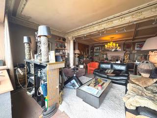 Welkom in dit appartement van 132 m² met 3 slaapkamers, gelegen op de 25ste en 26ste verdieping in Molenbeek. Deze te renoveren duplex biedt niet alleen ruimte, maar ook een uitzicht om stil van te worden. De lichtrijke leefruimte van meer dan 40 m² geeft uit op een zuidgericht terras met panoramisch zicht over Brussel. Verder op het gelijkvloers: een ruime inkomhal met gastentoilet, een aparte keuken, badkamer en twee volwaardige slaapkamers, elk met toegang tot een tweede terras.<br /><br />Op de bovenverdieping bevindt zich nog een extra slaapkamer en een praktische berging – ideaal als hobbyruimte, bureau of logeerkamer.<br /><br />De ligging is een extra troef: winkels, scholen en openbaar vervoer zijn vlakbij, en ook de Ring is vlot bereikbaar.<br /><br />Optioneel is er een ruime garage bij aan te kopen (€30.000), maar dit is geen verplichting.<br /><br />Een unieke kans voor wie hoog wil wonen, met zicht op potentieel én op de hoofdstad.<br /><br />Voor meer info of een afspraak zie www.wsb-immo.be. <br /><br />Stedenbouwkundige inlichtingen en bodemattest in aanvraag!