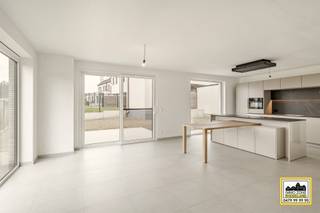 <p>"ABSOLUTE TOPPER" - Afspraak ENKEL telefonisch via Randy Remue op 0479/99. 99. 90, meer info via Facebook "Remue Randy" - LIKE de pagina en blijf op de hoogte van alle nieuwe woningen. De stukken van de woning zijn te consulteren op www.immo-zone.be. Deze rustig gelegen sublieme nieuwbouwwoning met 3 slaapkamers, carport en tuin vinden we terug te Pruytenshof 7, Serskamp. Indeling: Via de inkomhal begeven we ons links naar de lichtrijke leefruimte met zithoek en eetplaats en met aansluitend de luxueus ingerichte keuken met aangrenzende bergplaats. Op het 1e verdiep treffen we de 3 slaapkamers en de moderne badkamer met dubbele lavabo en inloopdouche. Op het 2e verdiep is er een ruime, reeds geïsoleerde zolder, die nog naar wens is in te richten. Buiten geniet u van een aangenaam terras en zonnige tuin. De hoogwaardige afwerking en leuke eyecatchers zoals de balustrade met led-verlichting, ingewerkte kookplaten,... maken van deze woning een buitenkans! Zonnepanelen aanwezig. Exclusief aansluitingskosten en BTW. Dit pand is een ABSOLUTE TOPPER voor starters, gezinnen of investeerders. Gelegen vlakbij winkels, scholen, openbaar vervoer en op 7 km van de autosnelweg. <br />P-score: A / G-score: A. VOOR ZEER SNELLE BESLISSERS!!<br />IMMO ZONE RHODELAND RANDY REMUE - 0479/99. 99. 90 </p>