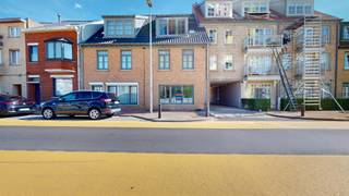 Dit aangename gelijkvloers appartement met 2 slaapkamers biedt een comfortabele woonomgeving met als extra troef een privé tuin waar u heerlijk kan genieten van rust en buitenruimte.<br />Het appartement is gelegen op een gunstige locatie, vlakbij het Maes- en Boerenplein en op korte afstand van diverse winkels en voorzieningen. Dankzij de centrale ligging zijn dagelijkse boodschappen en faciliteiten vlot bereikbaar.<br />De ideale woning voor wie comfortabel en praktisch wil wonen met een eigen tuin.<br /><br /><br /> 