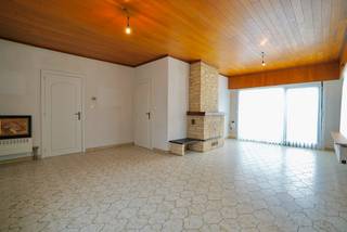 In de aangename kindvriendelijke woonwijk in Kluizen bevindt zich deze degelijk gebouwde, op te frissen open bebouwing op een perceel van 675...