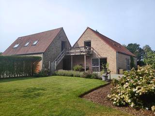 Deze villa is heel mooi rustig gelegen in het landelijke Anzegem en biedt een uitzonderlijke combinatie van héél veel ruimte, comfort en veelzijdigheid. Het eigendom bestaat uit een ruime hoofdwoning, een polyvalente ruimte, een volwaardige kangoeroewoning, garage en diverse bijgebouwen.<br /><br />De hoofdwoning (gerenoveerd in 2003) heeft een bruikbare vloeroppervlakte van maar liefst 246 m² en omvat een inkomhal met op maat gemaakte inbouwkasten, een ruime leefruimte met salon en gashaard, een geïntegreerd bureau met inbouwkasten, vier slaapkamers, een badkamer, , een inkomhal, een grote kwaliteitsvolle keuken met kookeiland (5 pits inductieplaat), steamer Miele, vaatwasser Miele, oven Miele, … afwerking met natuurstenen werkblad en heel veel kastruimte, koele berging, apart toilet (hang WC) , badkamer (gelijkvloers) met dubbele lavabo, ligbad en douche, een aparte wasplaats met technieken (CV Viessman en zonneboiler) en een inpandige garage met elektrische sectionale poort. <br /><br />De kangoeroewoning (nieuwbouw 2006) beschikt over een bruikbare vloeroppervlakte van 204 m² en is ingericht met een slaapkamer, badkamer (met douche, lavabo en toilet), berging, ingerichte keuken, leefruimte, veranda, inpandige garage (recent werd de poort vervangen door raam en 2 toegangsdeuren waardoor het ook perfect als een extra apart bureau kan dienen).<br /><br />Boven de garages en kangoeroewoning bevindt zich een polyvalente ruimte van 66 m², bereikbaar via buitentrap in tropisch hardhout en uitgerust met een kitchenette, twee toiletten met lavabo, ideaal voor praktijk, hobby of kantoor aan huis.<br /><br />Verder is er een bijgebouw in perfecte staat (o.a. met recent schrijnwerk, isolatie,…) van ca. 48 m² (momenteel gebruikt als ontspannings- en fitnessruimte), een tuinberging van ca 12 m², een glazen serre van ca 31 m² en een tuinhuis van ca 10 m². <br /><br />Het geheel is gelegen op een ruim perceel van 2.076 m², met een terras van 110 m² en 285 m² aan oprit- en parkeerruimte.<br /><br />https://youtu.be/_lU1ntJgXJo<br />