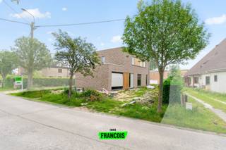 Met veel enthousiasme stellen wij u deze prachtige nieuwbouwwoning voor die uitblinkt met zijn moderne architectuur en rustige locatie in hartje Vosseslag. Deze energiezuinige nieuwbouwwoning biedt de ideale gelegenheid om te genieten van modern wonen op een uitstekende locatie aan de kust.<br /><br />De woning biedt een eigentijdse architectuur en een doordachte indeling met veel aandacht voor ruimte en licht. Ze bevindt zich momenteel in casco (ruwbouw) toestand en is reeds wind- en waterdicht, waardoor de toekomstige eigenaar de afwerking volledig naar eigen smaak en budget kan realiseren.<br /><br />Op het gelijkvloers bevindt zich een ruime en lichtrijke leefruimte met een gezellige zithoek, eethoek en open keuken. Verder beschikt de woning over een inkomhal, een apart gastentoilet, een praktische bergplaats en een inpandige garage. De eerste verdieping omvat drie ruime slaapkamers, badkamer en afzonderlijke linnenkamer wat zorgt voor extra comfort en praktische opbergruimte.<br /><br />De woning werd ontworpen volgens hedendaagse normen en biedt een uitstekende basis voor wie op zoek is naar een kwalitatieve nieuwbouwwoning die nog volledig naar eigen wensen kan worden afgewerkt. Met vloerverwarming, hoogrendementsbeglazing en een inpandige garage biedt deze nieuwbouwwoning alles wat u nodig heeft voor een comfortabel en zorgeloos leven aan de kust. <br /><br />Bent u gecharmeerd door alles wat dit project te bieden heeft? Aarzel dan niet en neem vandaag nog contact met ons op voor meer informatie. <br /><br />