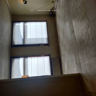 <p>Karaktervolle gesloten woning aan de stadsrand van Ieper, vlak bij winkels, scholen en openbaar vervoer.</p><p><br /></p><p>De woning beschikt over drie slaapkamers, een bureel en een aparte praktijkruimte met wachtkamer, wat extra mogelijkheden biedt voor zelfstandigen of thuiswerk.</p><p><br /></p><p>Belangrijkste ruimtes:<br />• Woonkamer met aangename leefruimte<br />• Keuken uitgerust met elektrisch fornuis<br />• Bureel, ideaal voor thuiswerk of administratie<br />• Badkamer met ligbad en enkele wastafel<br />• Apart toilet<br />• Terras voor een rustig buitenmoment<br />• 3 slaapkamers met diverse indelingsmogelijkheden<br />• Kelder met extra opslagruimte<br />• Zolder geschikt als berging</p><p><br /></p><p>Troeven:<br />• Centrale ligging nabij winkels, scholen en openbaar vervoer<br />• Praktijkruimte en bureel ideaal voor zelfstandige activiteit<br />• EPC-label C</p><p><br /></p><p>Neem vandaag nog contact op met je ERA-makelaar voor een bezoek.</p><p><br /></p><p>JOUW DROOMHUIS. ZO GEVONDEN!</p>