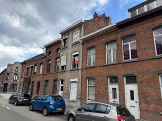 Net buiten de vesten van Lier bevindt zich deze gezellige, te renoveren stadswoning. Via de inkomhal betreedt u de woning en komt u in de aangename woonkamer en eetkamer. Verder beschikt het gelijkvloers over een keuken, waar tevens de aansluiting voor de wasmachine voorzien is. Via de keuken heeft u toegang tot de koer en een buitentoilet.. Achteraan bevinden zich een praktische berging anex werkplaats met garage (21m²). De garage is eveneens toegankelijk via een servitudeweg naar Eeuwfeestlaan. Op de eerste en tweede verdieping bevinden er zich telkens twee slaapkamers van 14m² en 9m². Daarnaast beschikt de woning over een benutbare zolder van 20m², die extra bergruimte en mogelijkheden biedt. De zolder is bereikbaar via een vaste trap. Dankzij de uitstekende ligging bevinden zich alle stadsactiviteiten zich in de nabijheid.