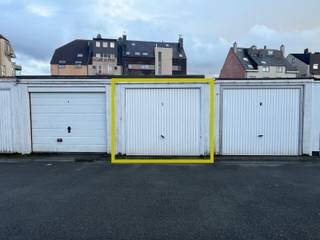 In het bruisende centrum van Ninove bevindt zich deze uitstekend gelegen garagebox, een zeldzame opportuniteit voor wie op zoek is naar...