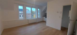 Bij interesse enkel inschrijven via www.immodyck.be. Telefonische afspraken zijn NIET mogelijk. Gerenoveerd appartement op de 2de verdieping (zonder...