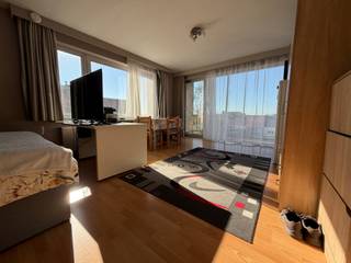 Bezoek kan enkel gepland worden via 'MijnHuurprofiel' of via onze website: www.vlaemynck.be <br />https://Vlaemynck.mijnhuurprofiel.be/property/878348f8-5fb8-4f68-8061-0ba06ff19116<br /><br /><br />Deze studio vinden we terug nabij het centrum van Roeselare. Volledig instapklaar en voorzien van een mooi terras.<br /><br />Indeling van de studio:<br />Leefruimte met eetplaats en slaapplaats, keuken met aansluitende berging, badkamer met toilet. <br /><br />De studio is beschikbaar vanaf 01/06/2026.<br />Gemeenschappelijke kosten: €70/ maand. <br /><br />Troeven:<br />- Instapklaar<br />- Gunstige ligging<br />- Goed EPC<br /><br />Telefonisch worden er geen afspraken ingepland, u kunt uw interesse kenbaar maken door een aanvraag in te dienen via 'Mijn Huurprofiel'.