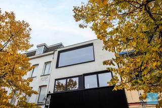 Te koop in centrum Dendermonde <br />Perfect gelegen handelszaak/kantoor met erboven een prachtig 4 slaapkamer-appartement.<br />Gelijkvloers vind je een unieke commerciële ruimte +-90m².<br />Er is een aparte ingang naar het appartement dat erboven gelegen is.<br />Op de eerste verdieping zijn 3 ruime kamers, mooie badkamer en dressing.<br />Op de tweede verdieping bevindt zich de heel ruime, lichtrijke leefruimte met open keuken en terras.<br />Daar boven op de derde verdieping dus, vind je nog een grote slaapkamer met een prachtig terras dat heel mooi uitzicht biedt.<br />Kom je deze commerciële ruimte + uniek appartement graag zelf ontdekken? <br />Maak vandaag nog je afspraak 052 52 80 30 - info@goemanvastgoed.be