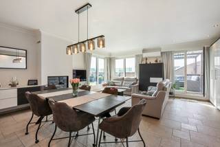 Deze penthouse van ca. 131 m² ligt op wandelafstand van het centrum van Hoogstraten en beschikt over een groot zonneterras van ca. 225 m² met zicht op de Sint-Katharinakerk. Het dakappartement ligt op de derde verdieping, is bereikbaar met de lift en beschikt over 2 slaapkamers, vernieuwde badkamer, recente keuken, een ondergrondse autostaanplaats en berging. <br /><br />Indeling:<br />De centrale inkomhal verleent toegang tot de eerste slaapkamer die beschikt over ingemaakte kasten. De badkamer is recentelijk vernieuwd en bevat een hoekbad, een douche, toilet en dubbel lavabomeubel. Daarnaast bevindt zich de tweede ruime slaapkamer. Verder is er een kleine bergruimte die toegang verleent tot de opbergzolder en een apart toilet. De ruime en lichte woonkamer met gashaard staat in verbinding met de open keuken, die voorzien is van alle toestellen. De woonkamer beschikt over een ruime ingemaakte kast met ingebouwde wijnkoeler.<br /><br />Het ruime dakterras is hier de grote troef, waarbij men elke moment zon en schaduw kan opzoeken en uitzicht heeft op de Sint Katharinakerk. Alle ruimtes van het appartement geven met grote glaspartijen uit op het terras. Er is terrasverlichting voorzien, een stuk van het terras is eveneens overdekt, er is een tuinhuis aanwezig en kunstgras. <br /><br />Ondergronds treffen we nog een autostaanplaats en een berging.<br /><br />Bijzonderheden:<br />- Centrale doch rustige locatie in hartje Hoogstraten<br />- Groot zonneterras van ca. 225m²<br />- Overal rolluiken<br />- Nieuw hoogrendementsglas geplaatst in de woonkamer<br />- Airco aanwezig in woonkamer en slaapkamer<br />- Vernieuwde badkamer<br />- Vloerverwarming behalve hoofdslaapkamer<br />- Elektriciteit conform