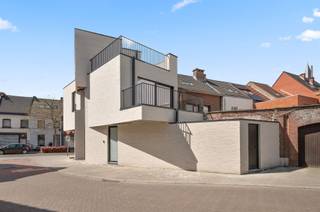 Kwaliteitsmaterialen en uitmuntende architectuur tillen deze woning met ingang langs de Vredestraat, naar een hoger niveau. Wie naar deze witte...