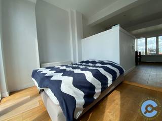 Dit instapklaar loft-appartement is gelegen op de bovenste verdieping van een kleinschalige residentie op de Britselei. Winkels, restaurants, openbaar vervoer, toegangswegen en scholen zijn in de onmiddellijke omgeving. <br /><br />Via de gang kom je in de ruime woonkamer (40m2) die beschikt over een volledig ingerichte keuken. Door het open, ruimtelijk gevoel waan je je in een echte loft. Vooraan is er een terras (8m2) waar je kan genieten van de avondzon. In de woonkamer bevindt zich een trap die uitgeeft op het grote dakterras (35m2) met een panoramisch zicht over Antwerpen.<br /><br />Achteraan het appartement bevindt zich de slaapkamer met aanpalend een derde terras (8m2). Hier zorgt de ochtendzon dan weer voor een aangename, lichtrijke sfeer. Verder is er een badkamer met ligbad, lavabo en toilet. Ook beschikt het appartement over een privatieve kelderberging en gemeenschappelijke wasruimte.<br /><br />Het appartement is beschikbaar op 01 september 2026. <br /><br />Troeven: Zeer centrale ligging, ruimtelijk lichtrijk gevoel, 3 zonnige terrassen, dubbel glas, extra kelderberging, EPC 354 kWh/m2, …<br /><br />Huurprijs: 975€ + 100€ gemeenschappelijke kosten (water en verwarming inclusief).<br /><br />Graag een bezoek ter plaatse op de eerste bezoekdag op vrijdag 12 juni? <br /><br />Bel Dries op 0470/107217<br />