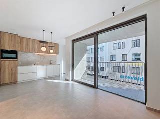 BEZOEK? Bel 09/225.00.78Ontdek dit stijlvolle nieuwbouwappartement waar comfort, duurzaamheid en ligging perfect samenkomen. Gelegen op een...