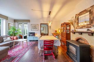 KARAKTERVOLLE verder te renoveren HALF-OPEN WONING, op een grondoppervlakte van 332 m², PRAKTISCHE &amp; MOOIE LIGGING. Ruim ingedeeld, gelegen vlakbij de Maalse Steenweg met alle winkels, scholen, Veltembos, Interbad,... Op het gelijkvloers: inkom, kelder, grote leefruimte, keuken, berging en doucheruimte. Op het verdiep: 4 volwaardige slaapkamers en badkamer. Leuke ZONNIGE TUIN met berging/ GARAGE. Nieuwe RAMEN, rolluiken, NIEUW GEISOLEERD DAK, betongewelven, GOEDGEKEURDE ELEKTRICITEIT, ZONNEPANELEN &amp; THUISBATTERIJ. De ligging, de tuin, 4 slpks, deze woonst is bijna klaar voor een nieuw gezin! EPC 365 kWh/m² UC3807256