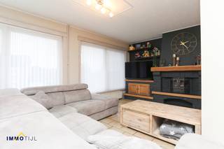 <p><strong>Ruime instapklare Woning met Garage in Asse!</strong><br /><br />Deze halfopen bebouwing bevindt zich in een gegeerde, rustige wijk (doodlopende straat) in Asse. Op wandelafstand van het centrum, het park, winkels, scholen en openbaar vervoer, en met een uitstekende verbinding naar de belangrijkste invalswegen, geniet je hier van een uiterst praktische ligging.<br /><br />De woning is volledig instapklaar en werd sinds 2016 zorgvuldig opgefrist met enkele belangrijke vernieuwingen, waaronder het dak en de cv-ketel. Een absolute troef is de inpandige garage, evenals de derde verdieping: een prachtig afgewerkte zolderverdieping die als één open ruimte werd ingericht. Deze veelzijdige verdieping kan perfect dienen als extra slaapkamer, bureau of hobbyruimte — een echte eyecatcher van de woning.<br /><br />De praktische indeling, het hoge wooncomfort en de volledig omheinde tuin maken het geheel compleet.<br />Kortom, deze woning biedt een rustige woonomgeving, hedendaags comfort en een toplocatie dicht bij het centrum van Asse.<br /><br />👉 <strong>Kijk alvast binnenin:</strong> Virtuele toer (https://my.matterport.com/models/41bnpAzanw5)<br />📞 <strong>Meer info & bezoeken:</strong> 052 690 691 – bert@immotijl.be</p>