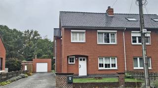 Charmante halfopen woning op 7a42ca aan de stadsrand van GenkDeze instapklare woning is rustig én centraal gelegen, vlak bij het centrum van Genk...