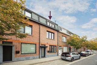 <p><span>Cette maison rénovée est située dans la Pasbrugstraat, une rue agréable et calme, sans circulation de transit et bordée d'arbres. Il est encore possible de s'y garer sans disque. En matière d'efficacité énergétique, cette maison obtient un bon résultat (label A) avec une consommation de 51 kWh/m²/an, grâce à une isolation épaisse, un chauffage à condensation au gaz, des grilles d'aération intégrées aux nouvelles fenêtres en PVC dotées de vitrages super-isolants et 6 panneaux solaires. Les visiteurs remarqueront les détails : des luminaires de qualité, une grande porte en acier, une verrière plate et des portes blanches, robustes et entièrement finies, dotées de poignées noires. La cuisine, fermée mais ouverte, fait le lien avec le grand espace de vie, où les hauts plafonds accentuent l’impression d’espace. L’îlot de cuisine peut accueillir trois personnes. Tous les appareils électroménagers haut de gamme sont présents : four à micro-ondes, four traditionnel, hotte aspirante, plaque de cuisson, réfrigérateur et lave-vaisselle. Dans la buanderie/débarras/pièce de rangement, une armoire encastrée à portes coulissantes dissimule les installations techniques, les compteurs et la chaudière. Le jardin est agrémenté d'une pelouse et entièrement clos pour une intimité optimale, avec de chaque côté un mur d'enceinte jouxtant la terrasse carrelée. À l'étage supérieur, la salle de bains, aux finitions soignées, mérite le détour : elle comprend une douche à l'italienne (avec fonction pluie) équipée d'une paroi en verre, un meuble double en bois avec une armoire à colonne et un radiateur décoratif blanc. Les chambres (sol stratifié) sont spacieuses. Au deuxième étage, les plafonds ont été spécialement aménagés pour être aussi hauts que possible.</span></p>