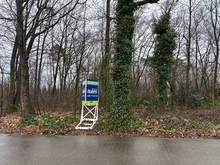 Deze bouwgrond voor open bebouwing is gelegen in de rustige bosrijke villabuurt op de Bosstraat te Lanaken!Ze is gelegen op een toplocatie vlakbij...