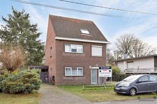 <p><span> </span></p><p><span> </span></p><p><span>Opbrengsteigendom van 2 appartementen te Leopoldsburg te koop.Het geeft u als koper een zorgeloze verhuur en dit genereert maandelijks een rendement van +/- 5%.</span></p><p><span> </span></p><p><span>Indeling:</span></p><p><span> </span></p><p><span>Appartement 1</span></p><p><span>Een gelijkvloers appartement van +/- 79m² met gastentoilet, inkomhal (rechts), open leefruimte en keuken, kelder, badkamer geïnstalleerd met douche en wastafel en 1 slaapkamer. Inclusief garage en prachtig zuid georiënteerde tuin.</span></p><p><span> </span></p><p><span>Appartement 2</span></p><p><span>Een duplex appartement met inkomhal (voorgevel), op de eerste verdieping een open leefruimte en keuken, badkamer (toilet, douche en wastafel) en op de tweede verdieping 2 slaapkamers en een berging. </span></p><p><span> </span></p><p><span>Voor meer info of een bezichtiging contacteer me op <span>011 199 991</span></span><span> of <span>0493 501 078</span></span><span>.</span></p><p><span> </span></p><p><span> </span></p><p><span> </span></p><p><span>Een waardebepaling van uw woning nodig? Aarzel dan niet om me vrijblijvend te contacteren om een verkoopprijs van uw woning te bepalen.<br />Bel op 0493 50 10 78</span></p><p><span> </span></p>