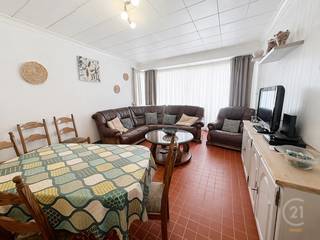 Appartement met 2 slaapkamers, ideaal gelegen in het centrum van Westende-Bad, op wandelafstand van zee, winkels en horeca. De lichtrijke leefruimte geeft uit op het terras vooraan met zijdelings zeezicht. Achteraan bevinden zich twee volwaardige slaapkamers, die beide toegang bieden tot een zonnig en rustig terras. De badkamer is voorzien van een ligbad en er is een apart toilet.<br />Het appartement maakt deel uit van een kleine residentie zonder lift, wat zorgt voor een rustige en kleinschalige woonomgeving.<br />Een ideale woonst of tweede verblijf aan zee!