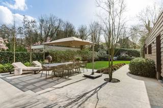 Située sur une belle avenue à quelques pas du centre animé de Hoogstraten, cette villa entièrement rénovée est située sur un terrain d'environ 900...