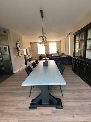 Exclusieve en energiezuinige grote gezinswoning met hoogwaardige afwerking. EPC A, 34kWh/m² jaar<br /><br />Troeven:<br /><br />- 6 slaapkamers<br />- 3 badkamers<br />- 3 toiletten<br />- rolstoelvriendelijk<br />- energiezuinig<br />- praktische onderhoudsvriendelijke tuin<br />- 4 parkeerplaatsen openlucht<br />- 1 parkeerplaats binnen<br /><br />Via de inkomhal met eiken trap en gastentoilet betreedt u de lichtrijke leefruimte. Vijf grote ramen zorgen voor een overvloed aan natuurlijk licht. De leefruimte sluit naadloos aan op de luxueuze keuken, waar het royale keukeneiland de blikvanger vormt. De stijlvolle kastenwand is uitgerust met hoogwaardige Miele-inbouwtoestellen, waaronder een stoomoven, combi-oven.<br /><br />De ruime eetplaats biedt zicht op de praktische tuin via het grote half ronde raam. Achteraan bevinden zich een ruime berging, 1ste badkamer met inloopdouche & wastafel. De badkamer sluit aan op de 1ste slaapkamer die uitkomt op de inkomhal.<br /><br />De garage, loopt door op de onderhoudsvriendelijke tuin met berging en zithoek(lounge).<br /><br />Via een prachtige eiken trap bereikt u de eerste verdieping. Hier bevinden zich een aparte toilet, 2 ruime slaapkamers > 20m² & 2 kleinere slaapkamers, die eveneens kunnen dienen als bureau of dressing. De zéér ruime badkamer is uitgerust met een ligbad, dubbele wastafel en aansluitingen voor wasmachine & droogkast.<br /><br />Via een tweede vaste trap bereikt u de volledig afgewerkte zolder, met een 3de badkamer, voorzien van ligbad, wastafel & toilet. Er is ook een ruime slaapkamer van > 20m², zithoek die tal van mogelijkheden biedt als extra slaapkamer, bureau of hobbyruimte, Daarnaast beschikt de woning over een bergzolder via een uitschuifbare trap.<br /><br />De woning is gelegen in een rustige, kindvriendelijke straat, op fietsafstand van een school, winkels en andere dagelijkse voorzieningen. Een instapklare woning waar ruimte, kwaliteit, energiezuinigheid en een uitstekende liggingvlak bij de Nederlandse grens, perfect samenkomen.<br /><br />Interesse? Geef ons zeker een berichtje!