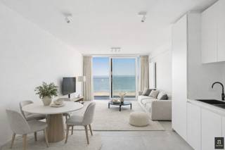<p>In een recente residentie op de Zeedijk van Knokke bevindt zich dit stijlvol appartement (2020) met een adembenemend frontaal zeezicht. Vanuit het gebouw kijkt u bovendien uit op de nieuw aangeplante duinengordel, wat zorgt voor een unieke en natuurlijke setting. De moderne architectuur en hoogwaardige afwerking maken van dit eigendom een zeldzame kans op een absolute topligging.</p>
<p>Bij binnenkomst treft u een uitnodigende inkomhal met gastentoilet en praktische berging. De lichtrijke leefruimte sluit naadloos aan op de open keuken en het terras, waar het uitzicht op de zee, strand en duinen. Het appartement telt twee slaapkamers, waarvan één toegang biedt tot een tweede terras aan de achterzijde, wat extra buitenruimte en natuurlijke lichtinval garandeert. De badkamer is ingericht met een douche en kwaliteitsmaterialen.</p>
<p>Verder beschikt dit eigendom over een privatieve kelderberging.</p>