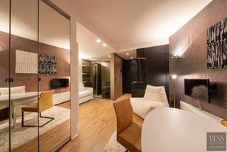 Dit smaakvol gerenoveerd handelspand met een gevelbreedte van 15 meter met studio, is gelegen op een commerciële topligging, op enkele passen van zowel de Kustlaan als de Lippenslaan. Momenteel wordt het uitgebaat als een interieurzaak met een dubbele etalage. De ruime zichtbaarheid maakt dit pand aantrekkelijk voor verschillende doeleinden. De handelsruimte heeft een oppervlakte van 93 m² en is voorzien van een aparte kitchenette, een badkamer met een ruime douche en 2 aparte toiletten. De studio is voorzien van open keuken, leefruimte met bedkast, toilet en doucheruimte. <br /><br />Deze topligging garandeert een ideale uitvalsbasis op slechts 400 meter van strand en zee.<br /><br />Overname handelsfonds is mogelijk.